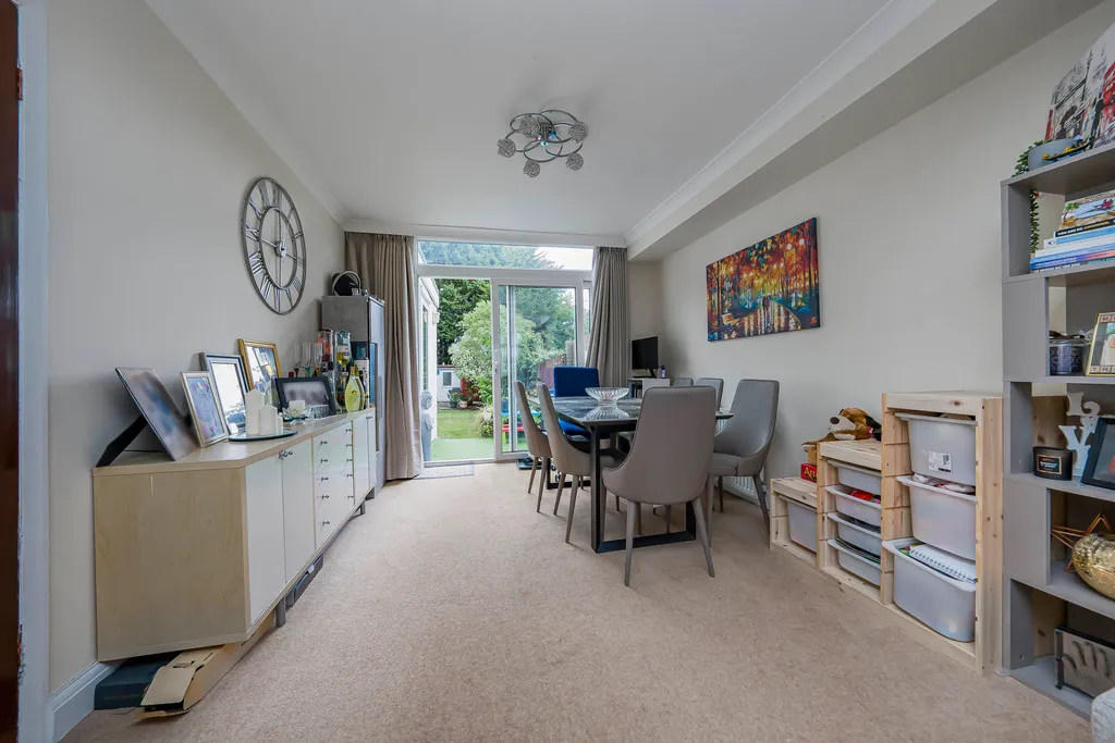 Grosvenor Crescent, Hillingdon, photo 22