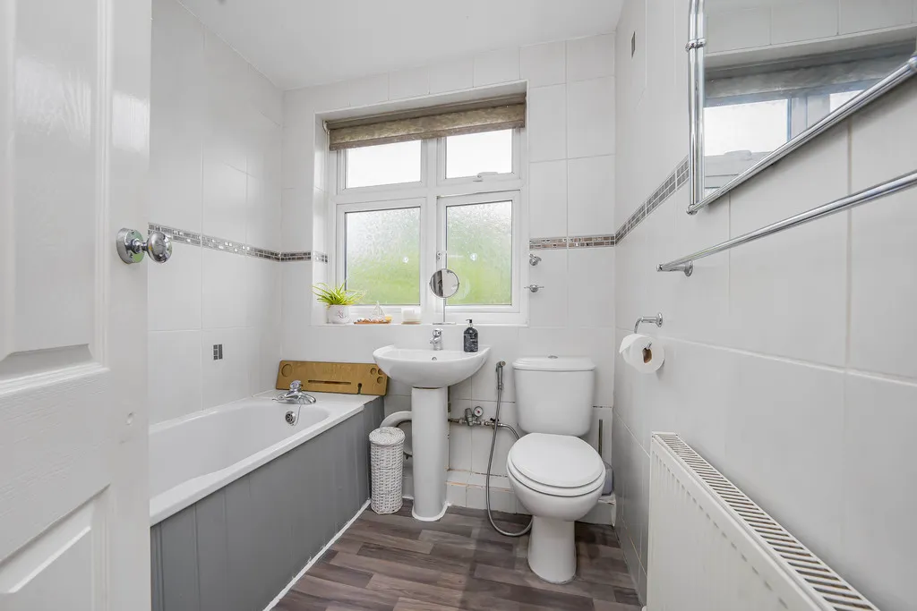 Grosvenor Crescent, Hillingdon, photo 11
