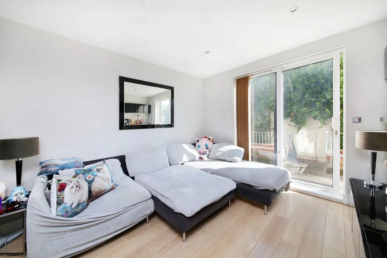 2 bed flat for sale, Eltringham Street, London, SW18
