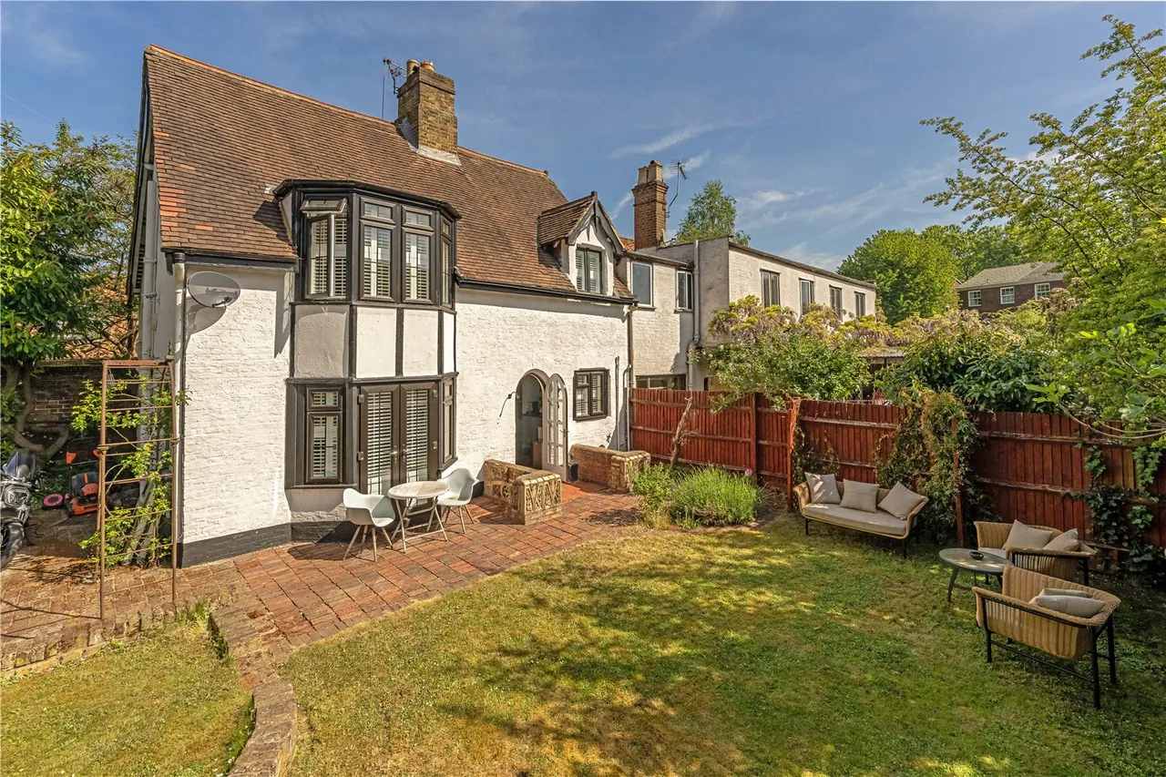 2 bed house for sale — Church Street, Hampton, Middlesex, TW12 2EG
