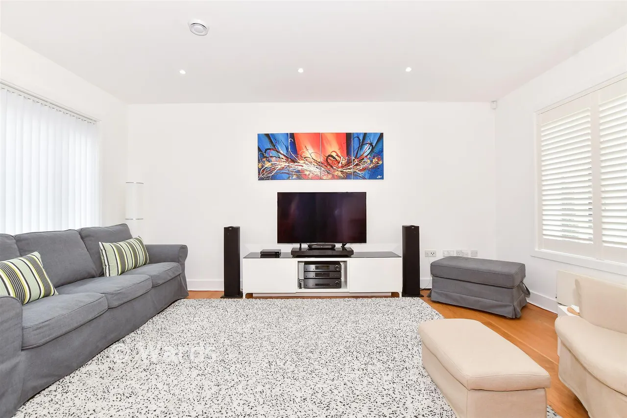 Carlton Close, Kings Hill, ME19, photo 2