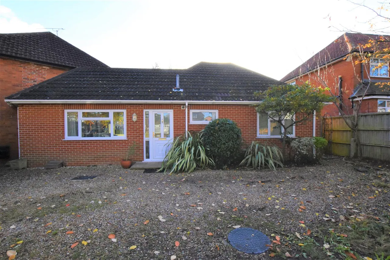 2 bed house to rent, Henley Road, Caversham, RG4