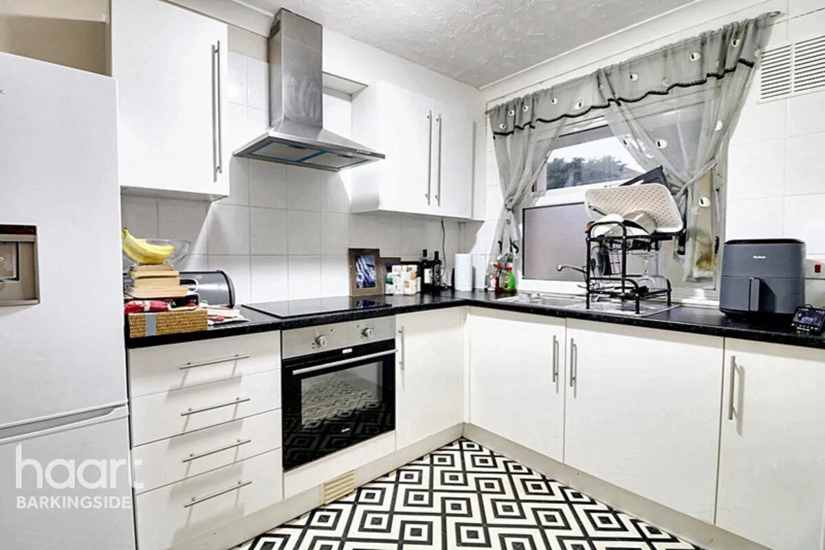 1 bed flat for sale, Lowe Close, Chigwell, IG7