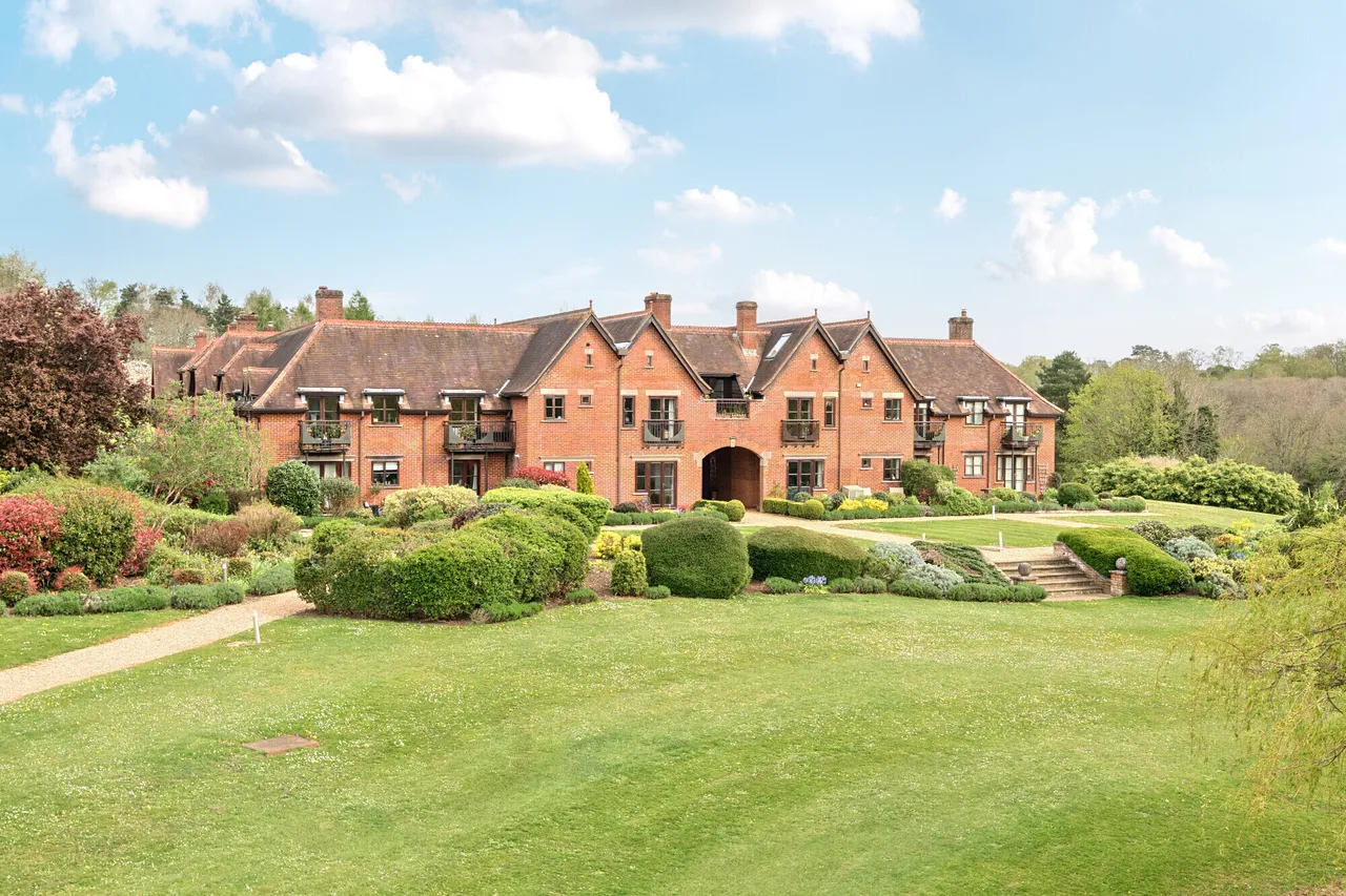 2 bed flat for sale — Enton Hall Lane, Enton, GU8