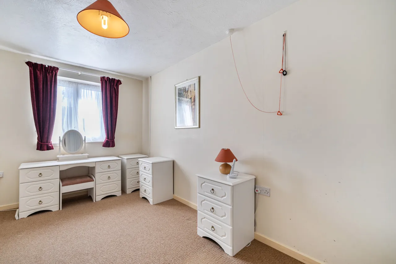 Neal Close, HA6, photo 6