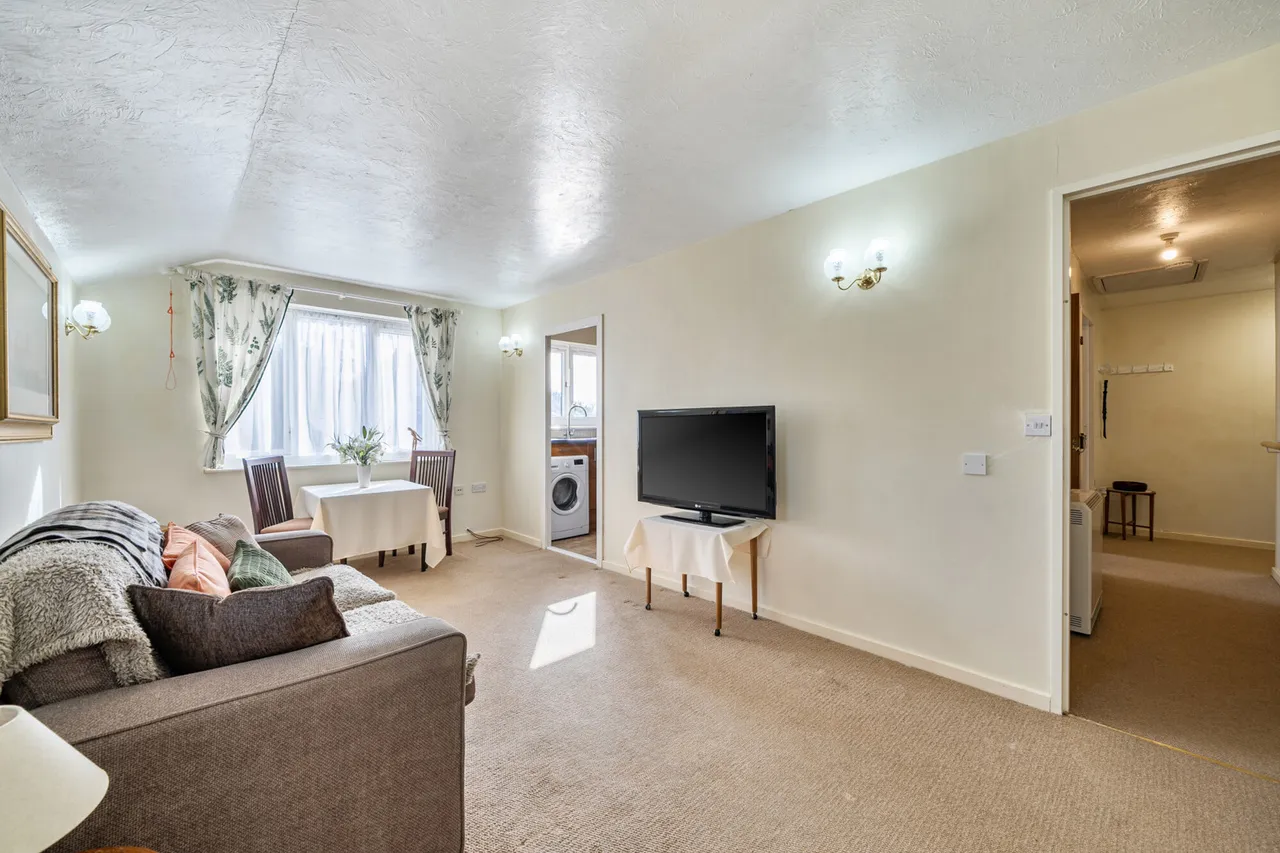 Neal Close, HA6, photo 3
