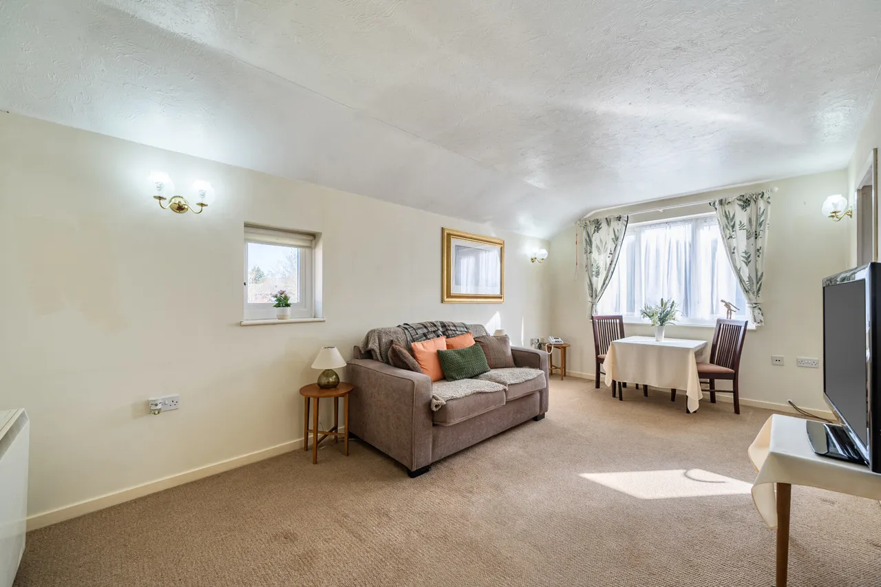Neal Close, HA6, photo 4