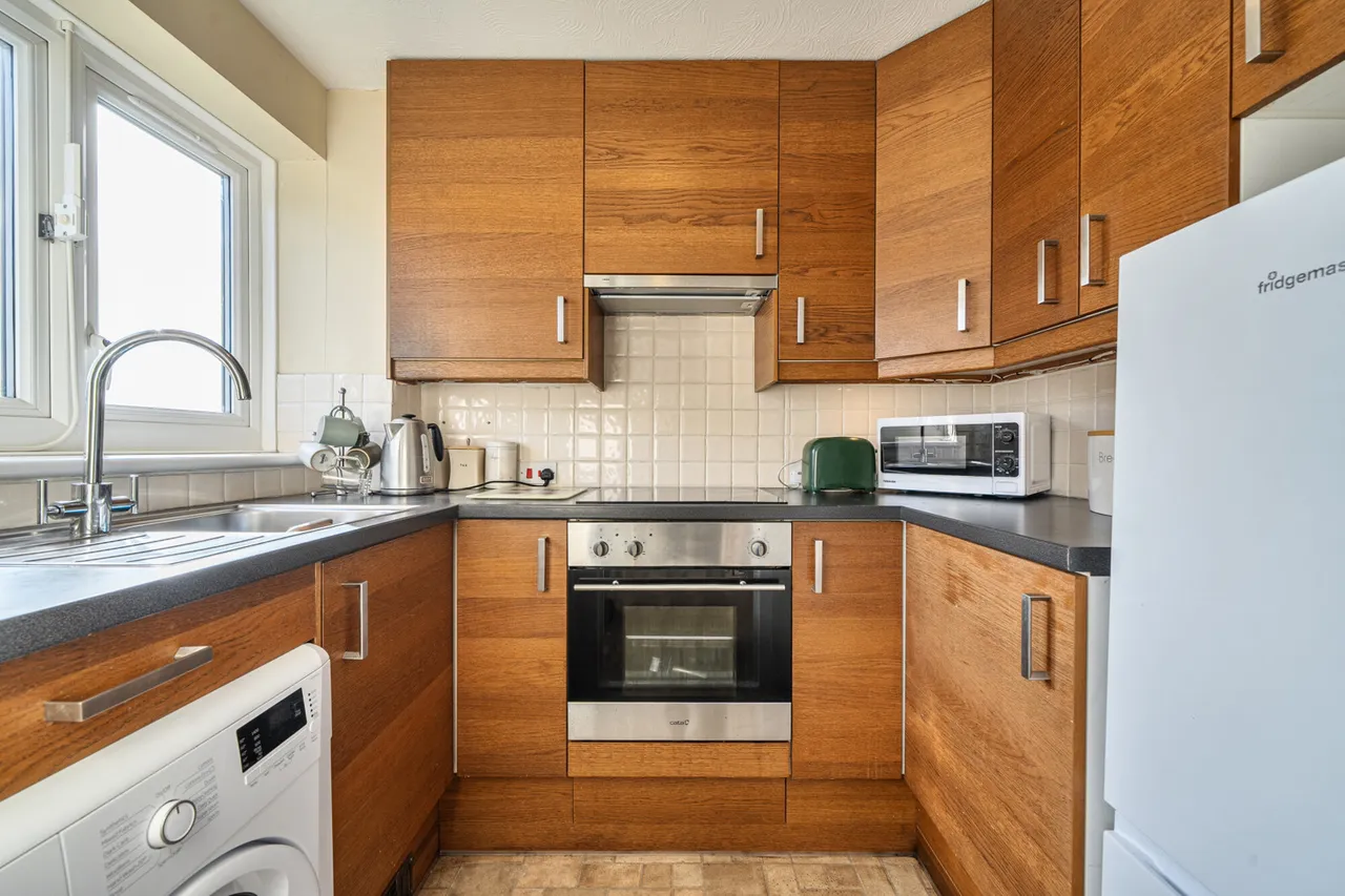 Neal Close, HA6, photo 2