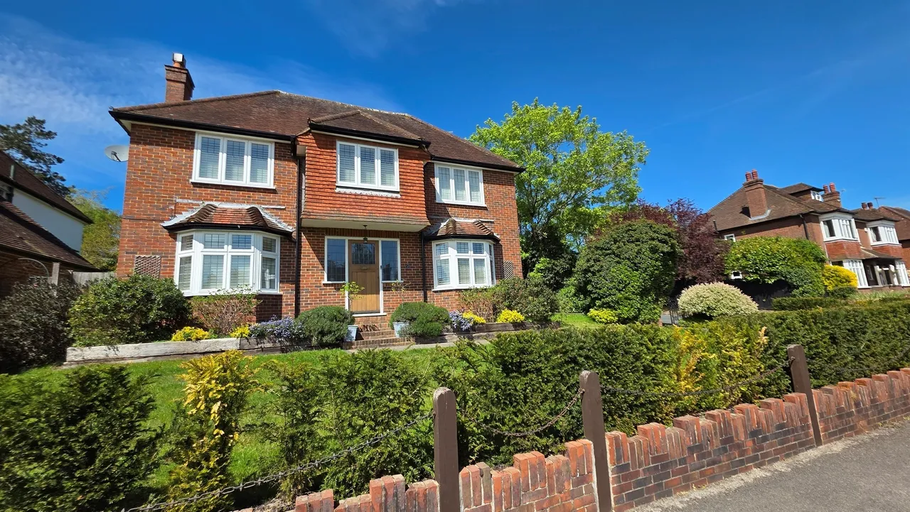 4 bed house for sale — Sondes Place Drive, Dorking