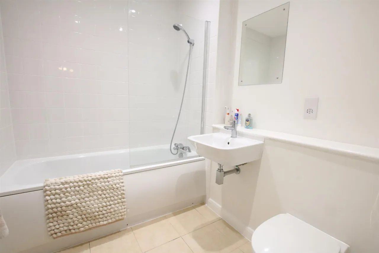 Challenge Court, Leatherhead, KT22, photo 9