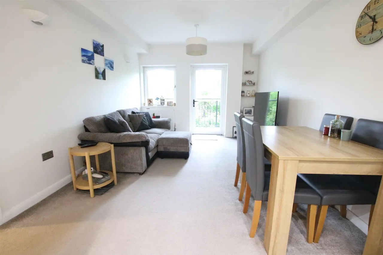 Challenge Court, Leatherhead, KT22, photo 10
