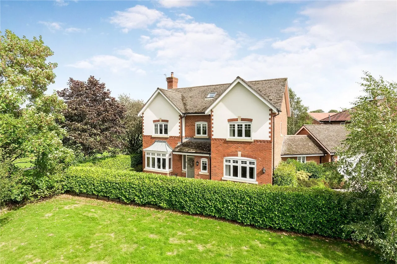5 bed property for sale, Robinson Close, Wilmslow, SK9
