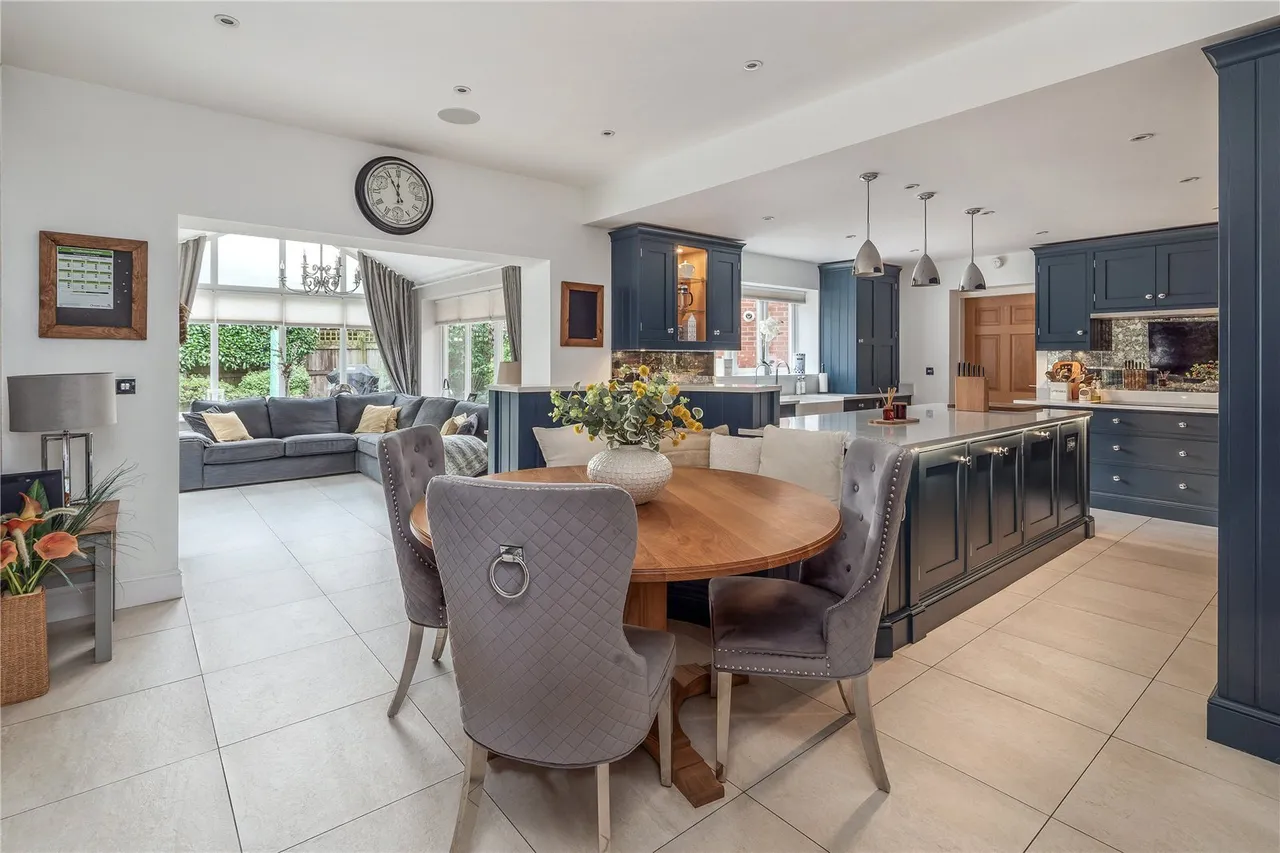Robinson Close, Wilmslow, SK9, photo 2