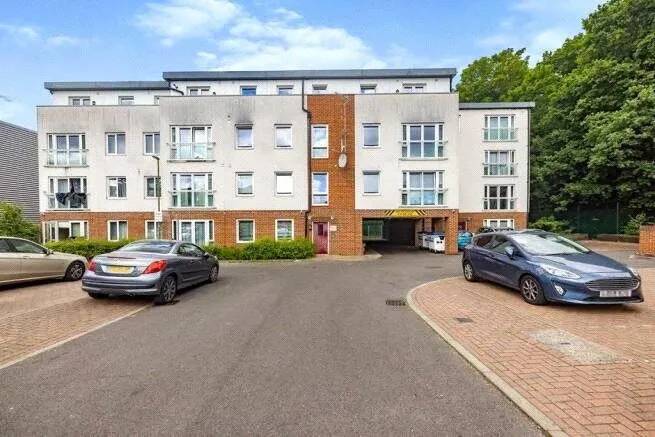 2 bed flat for sale — Queen Marys Avenue, Watford, Hertfordshire, WD18