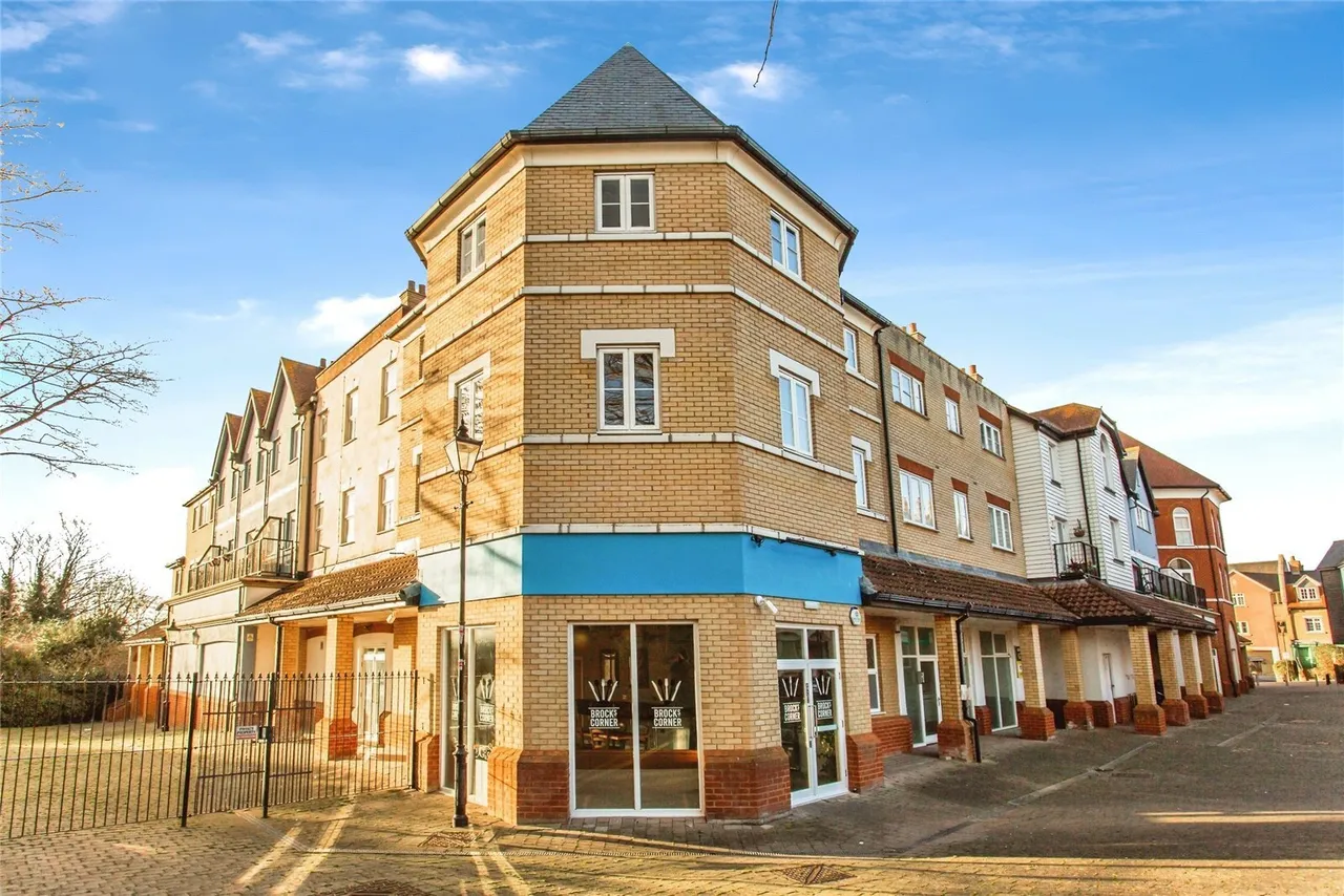 2 bed flat for sale — Boleyn House, Roche Close, Rochford, Essex, SS4