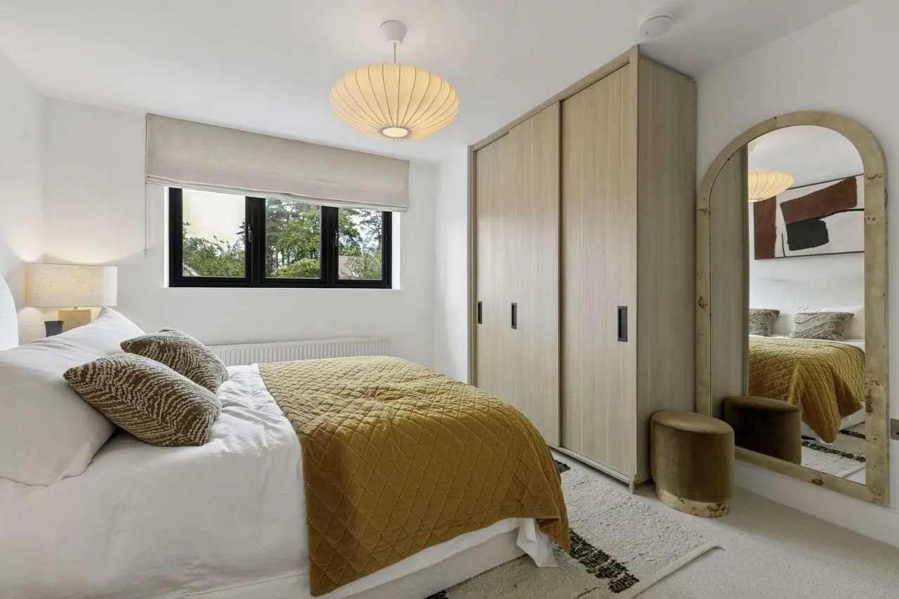 Hind Gardens, Hindhead, Surrey, GU26 6GJ, photo 8