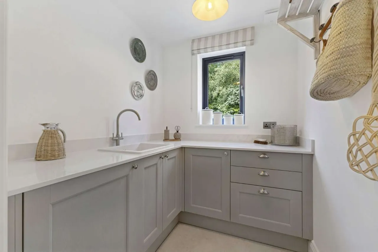 Hind Gardens, Hindhead, Surrey, GU26 6GJ, photo 7