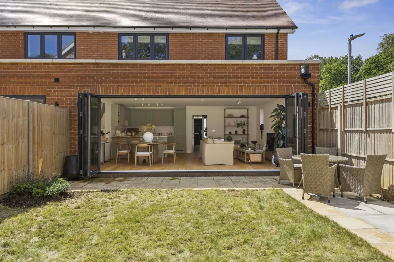 Hind Gardens, Hindhead, Surrey, GU26 6GJ, photo 2