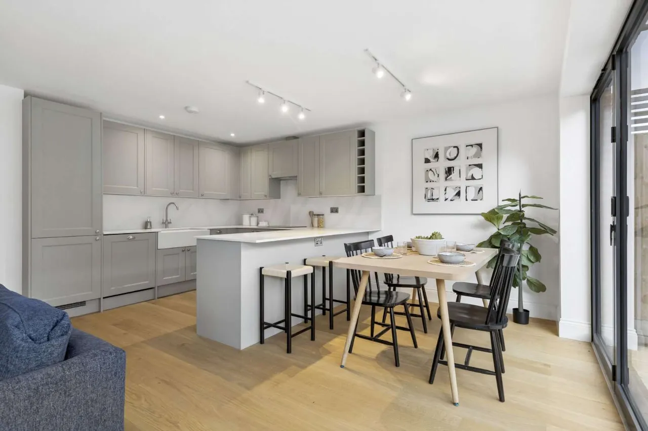Hind Gardens, Hindhead, Surrey, GU26 6GJ, photo 5