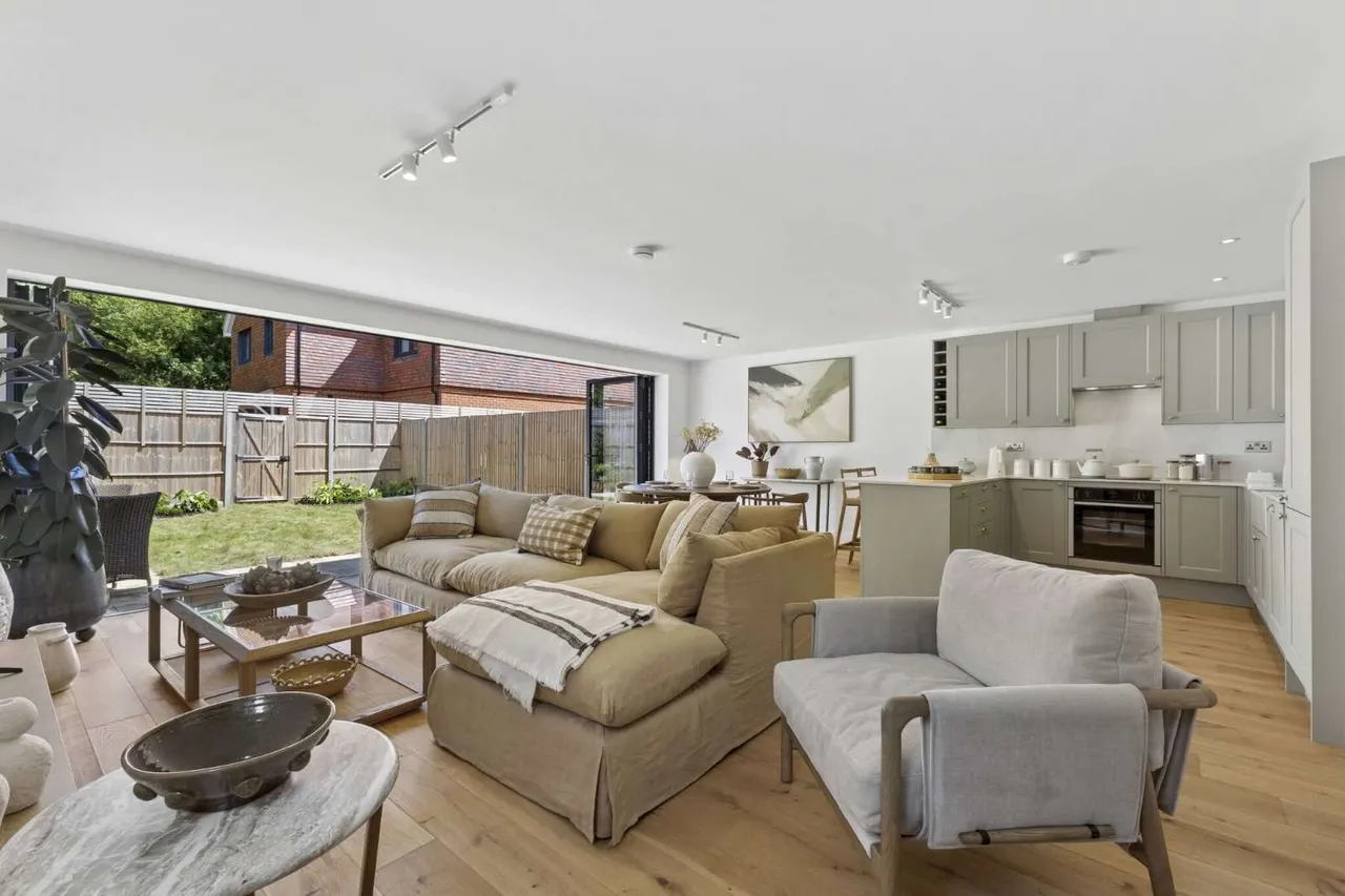 Hind Gardens, Hindhead, Surrey, GU26 6GJ, photo 6