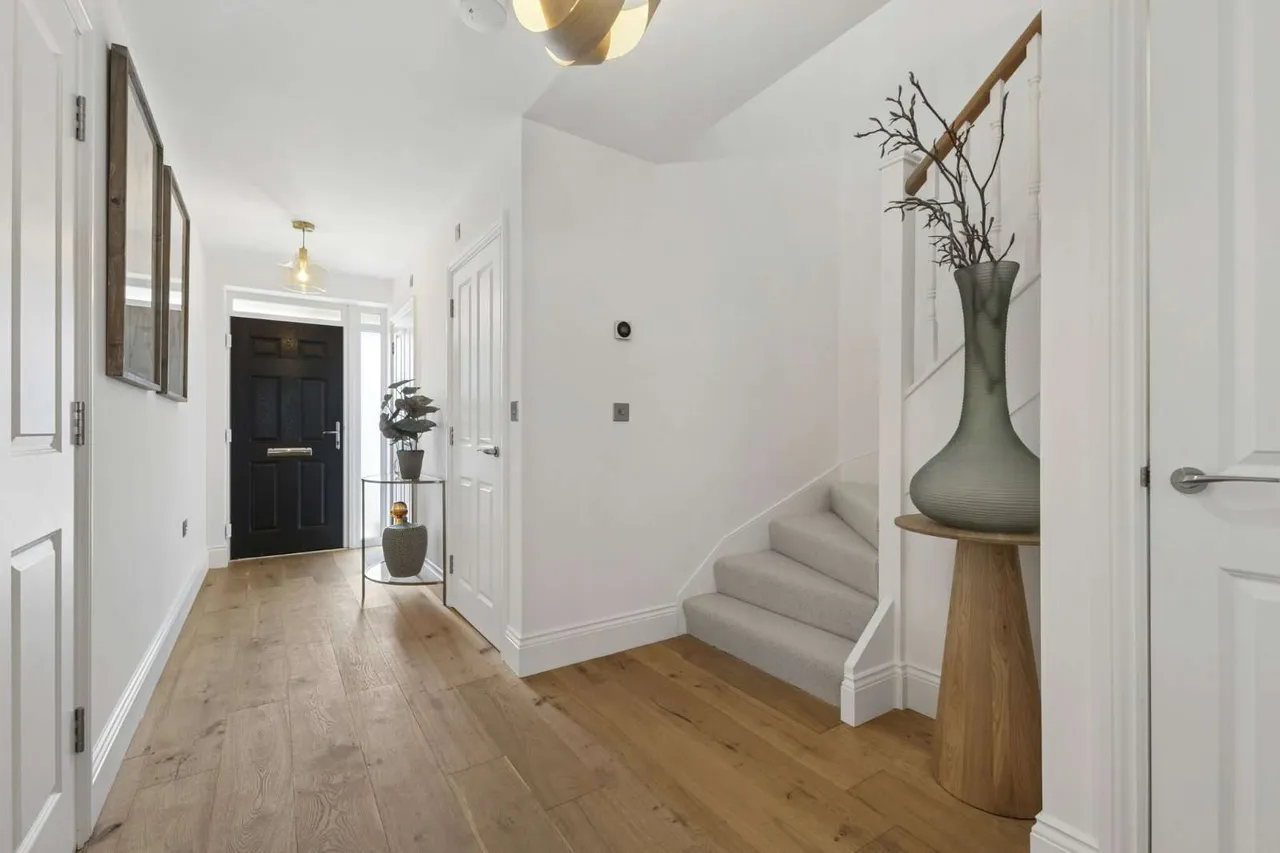 Hind Gardens, Hindhead, Surrey, GU26 6GJ, photo 3