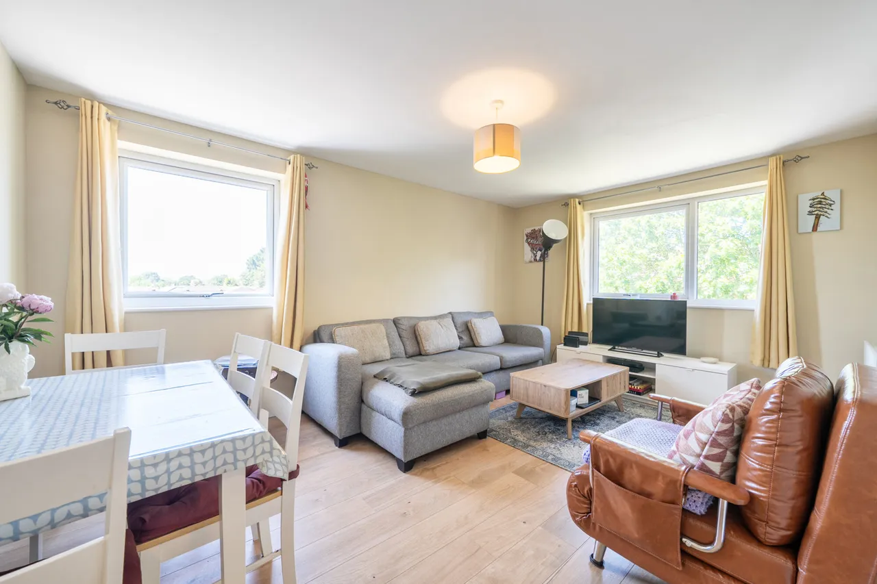 2 bed flat for sale, Haslam Close, Ickenham, UB10