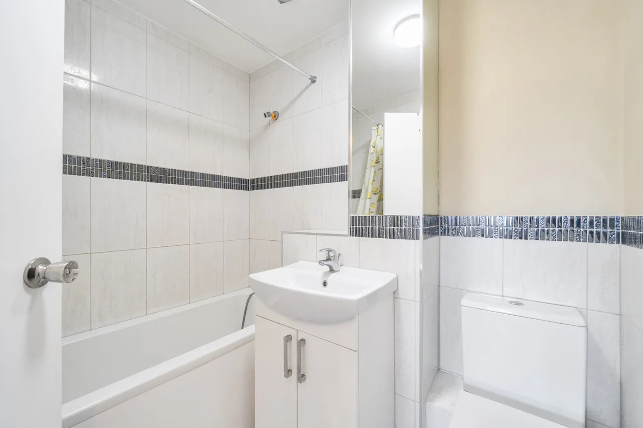 Haslam Close, Ickenham, UB10, photo 9