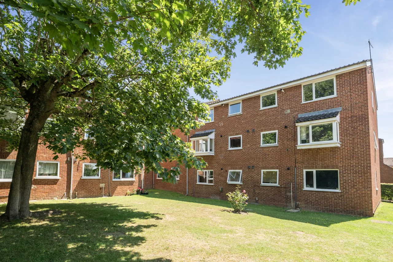 Haslam Close, Ickenham, UB10, photo 2