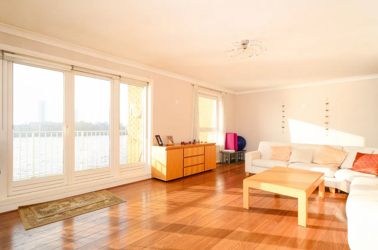 2 bed flat to rent — 13 Artemis Court, Homer Drive, London