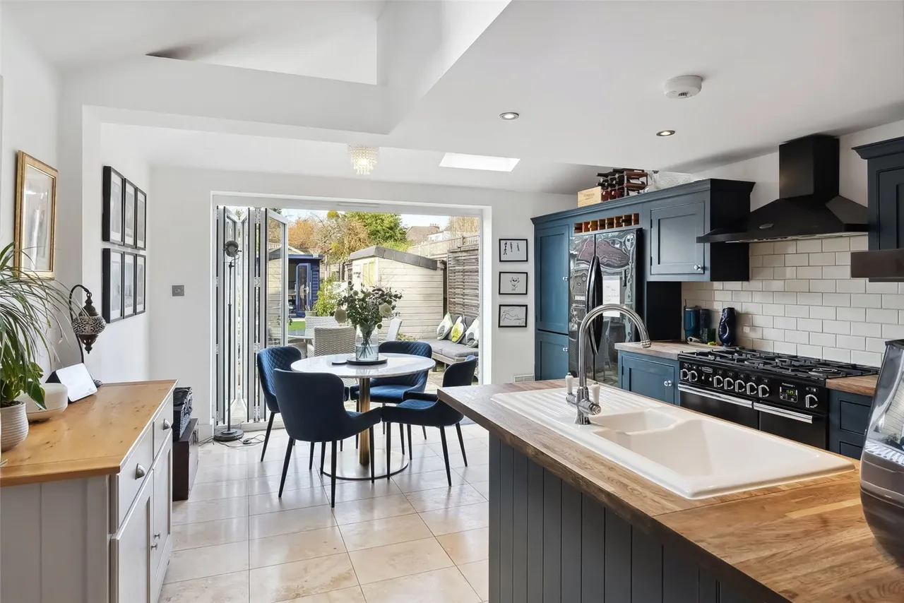 Priory Road, Hampton, TW12 2NT, photo 2