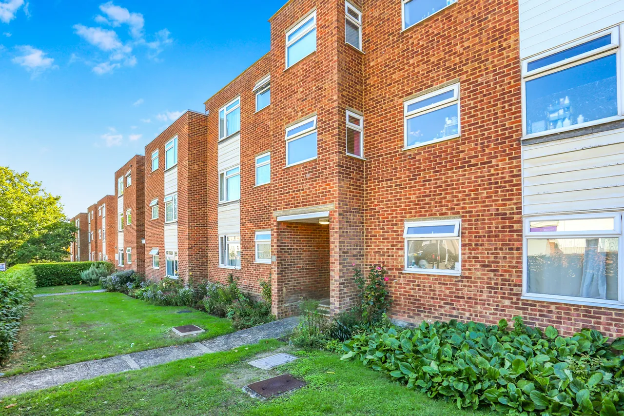 1 bed flat for sale, Worplesdon Rd, Stoughton, GU2