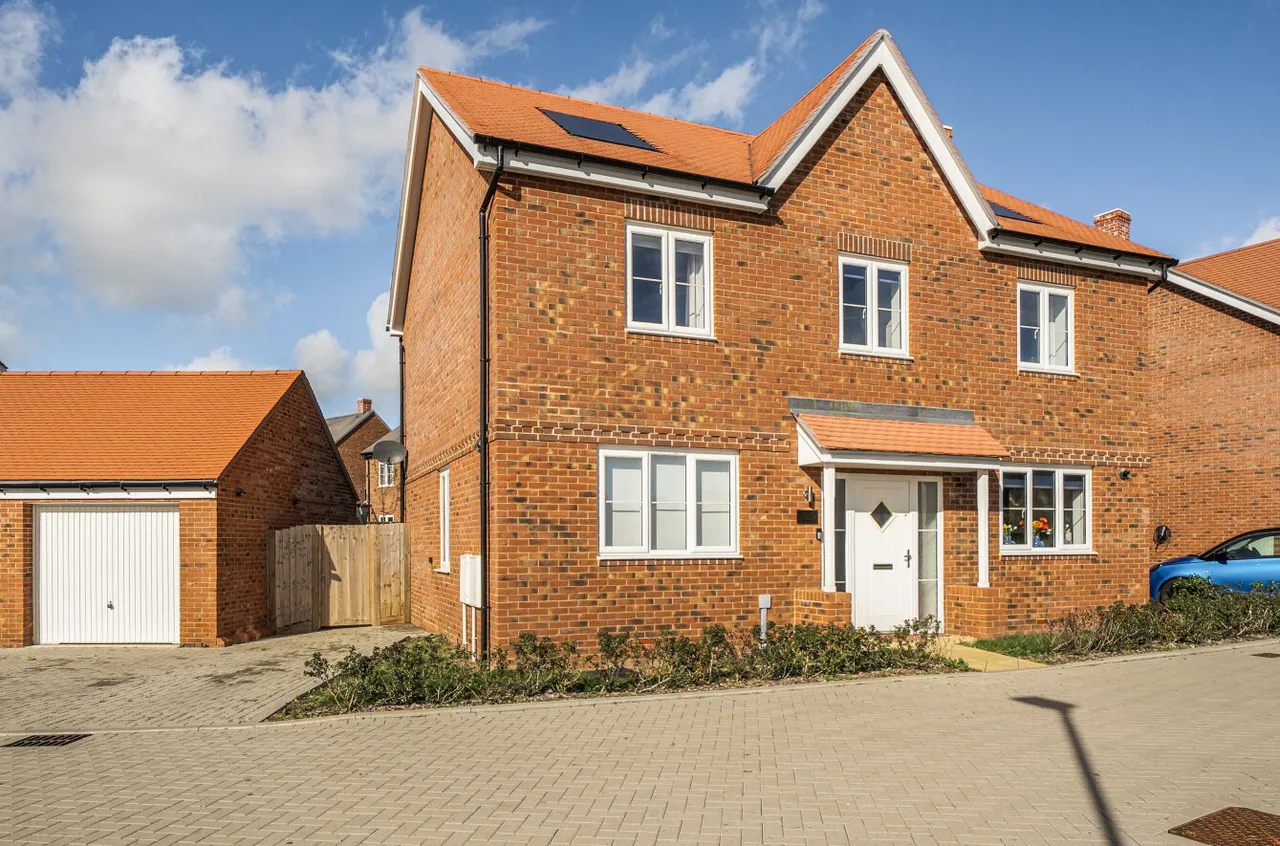 4 bed house for sale, Emperor Road, Basingstoke, RG23