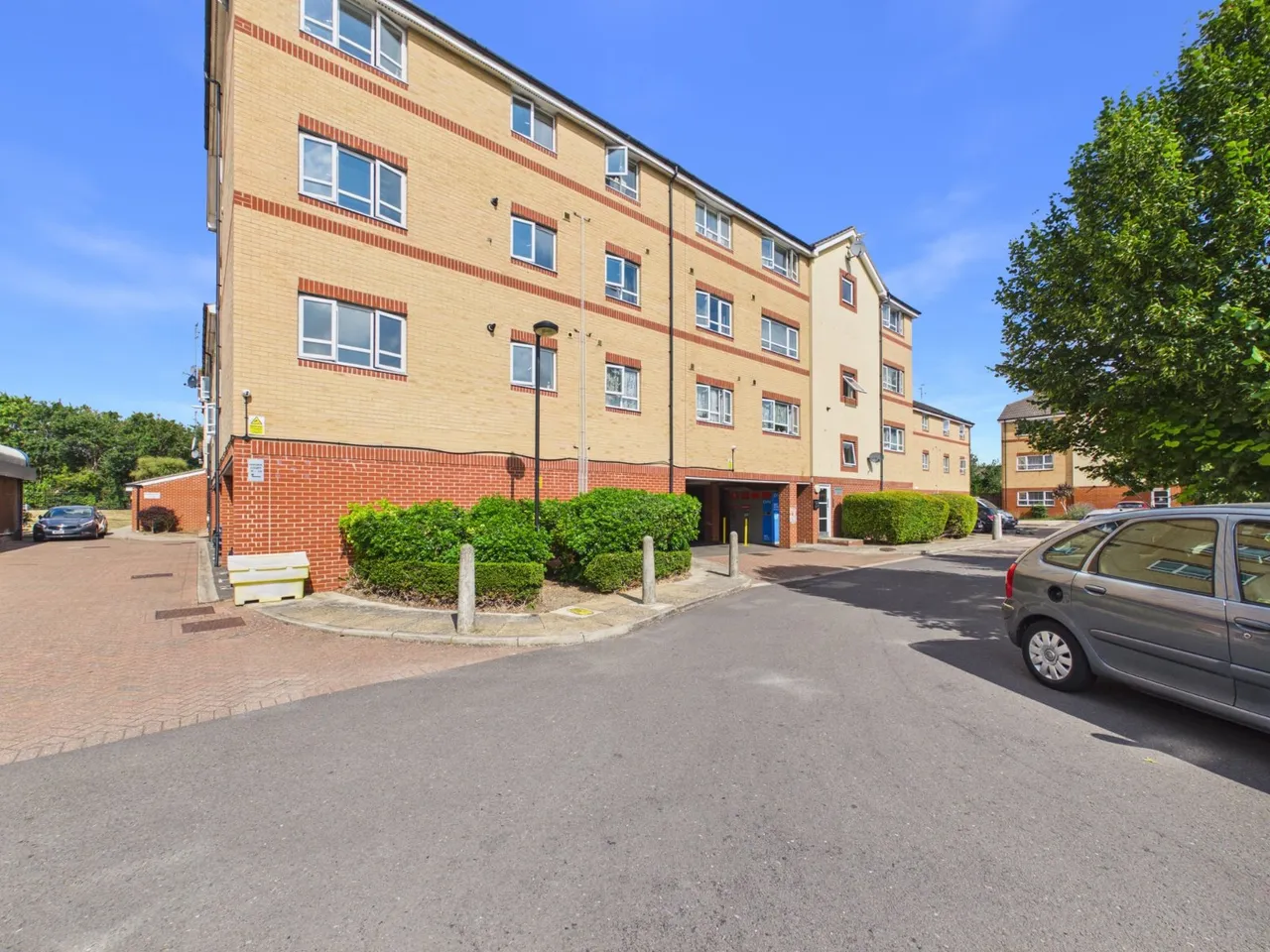 2 bed chertsey road, feltham,tw13 for sale, Feltham