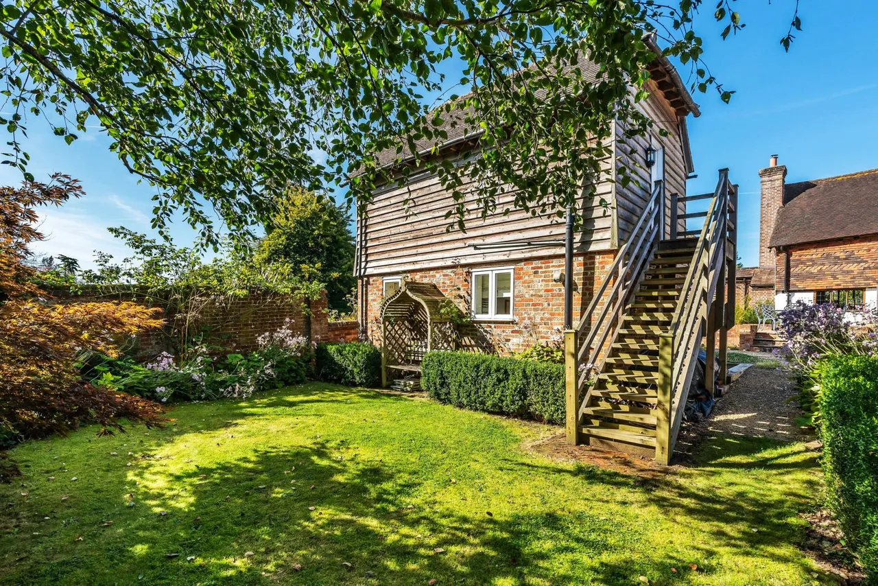 Hall Place, Cranleigh, Surrey, GU6 8LD, photo 3