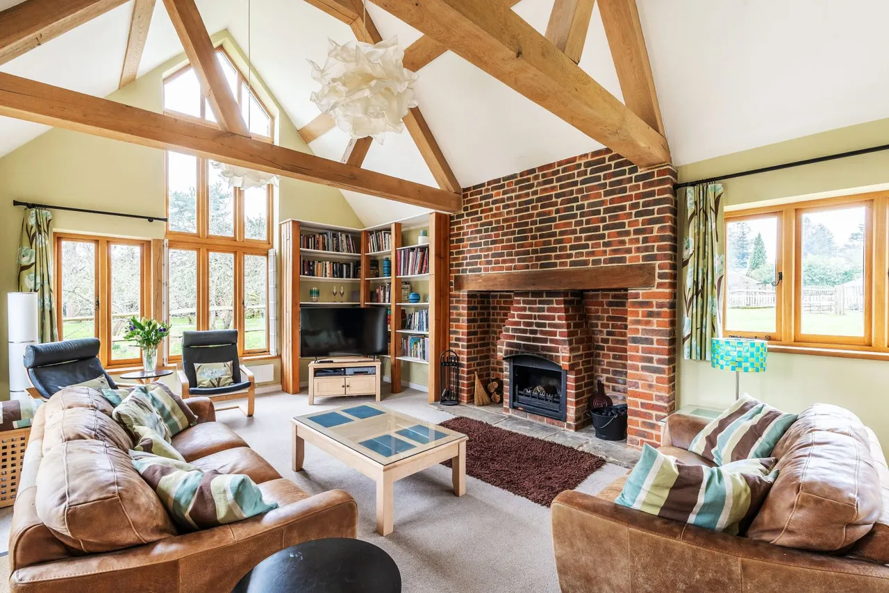 Hall Place, Cranleigh, Surrey, GU6 8LD, photo 2