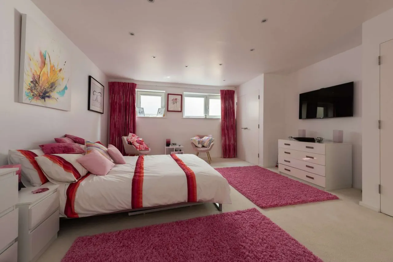 Broomfield Park, Westcott, RH4, photo 12