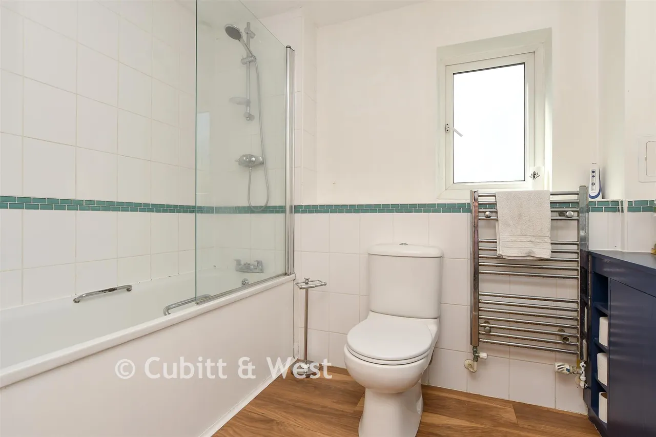 Station Approach, Horley, RH6, photo 8