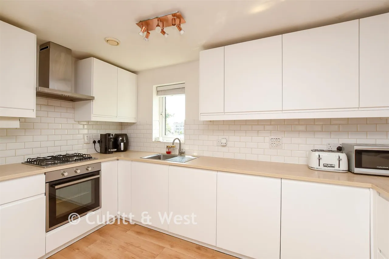 Station Approach, Horley, RH6, photo 2