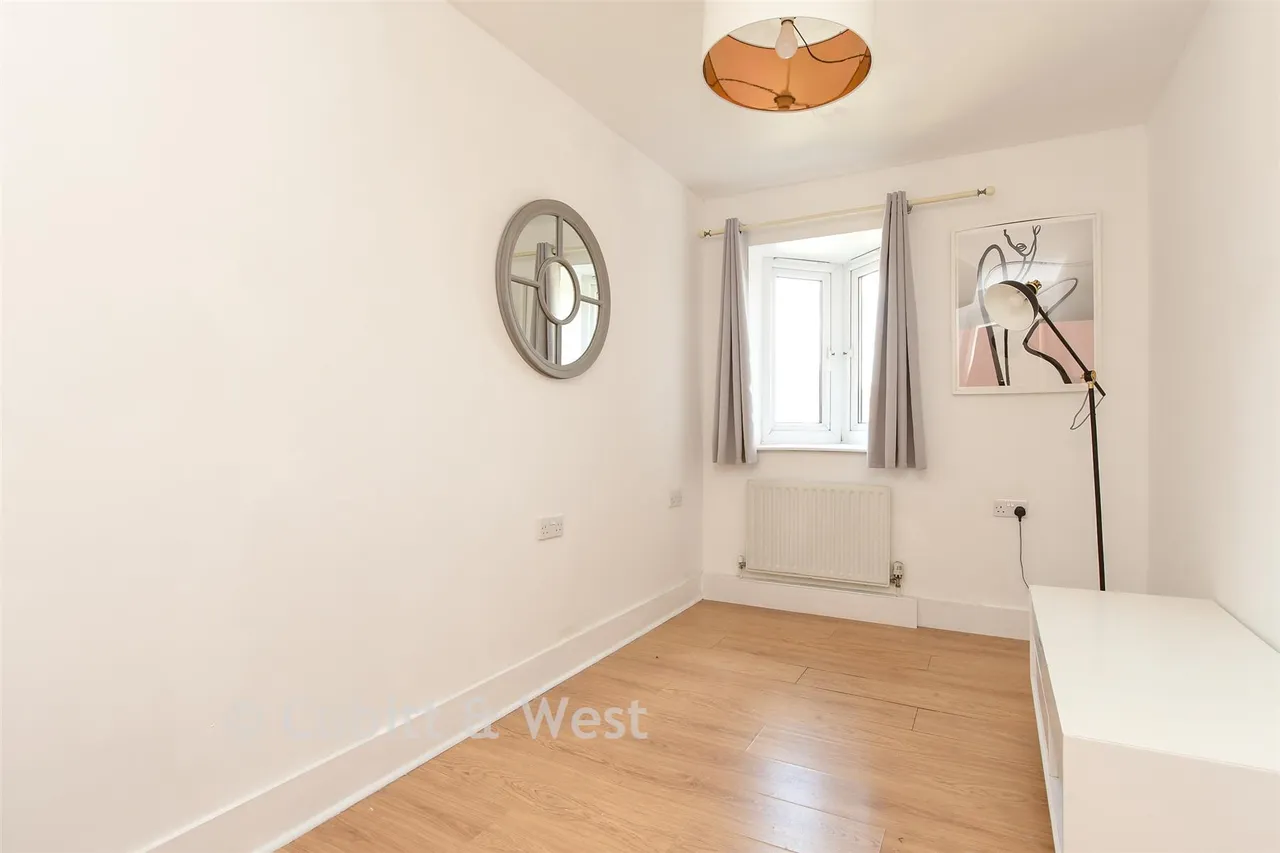 Station Approach, Horley, RH6, photo 10