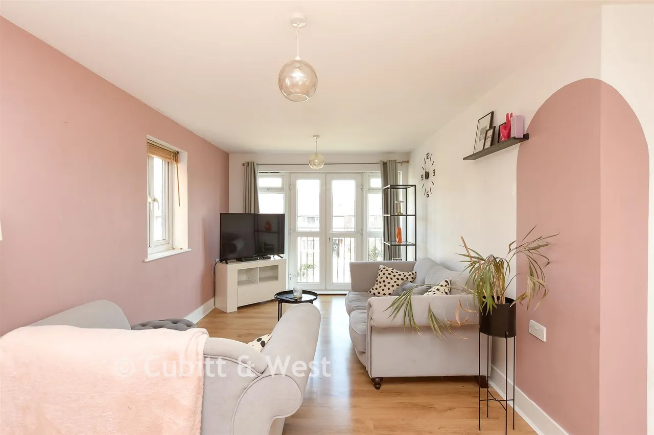 Station Approach, Horley, RH6, photo 4