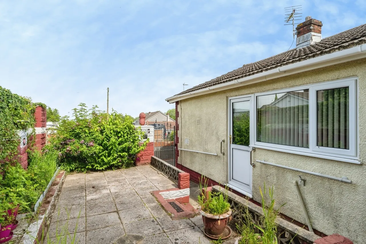 Heol Pen Tir Garw, Penlan, SA5, photo 14