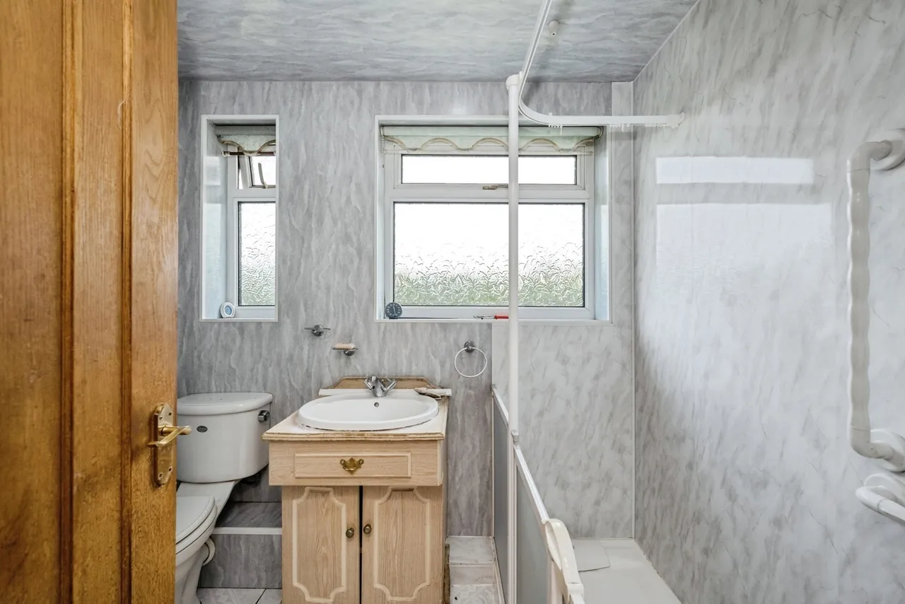 Heol Pen Tir Garw, Penlan, SA5, photo 15