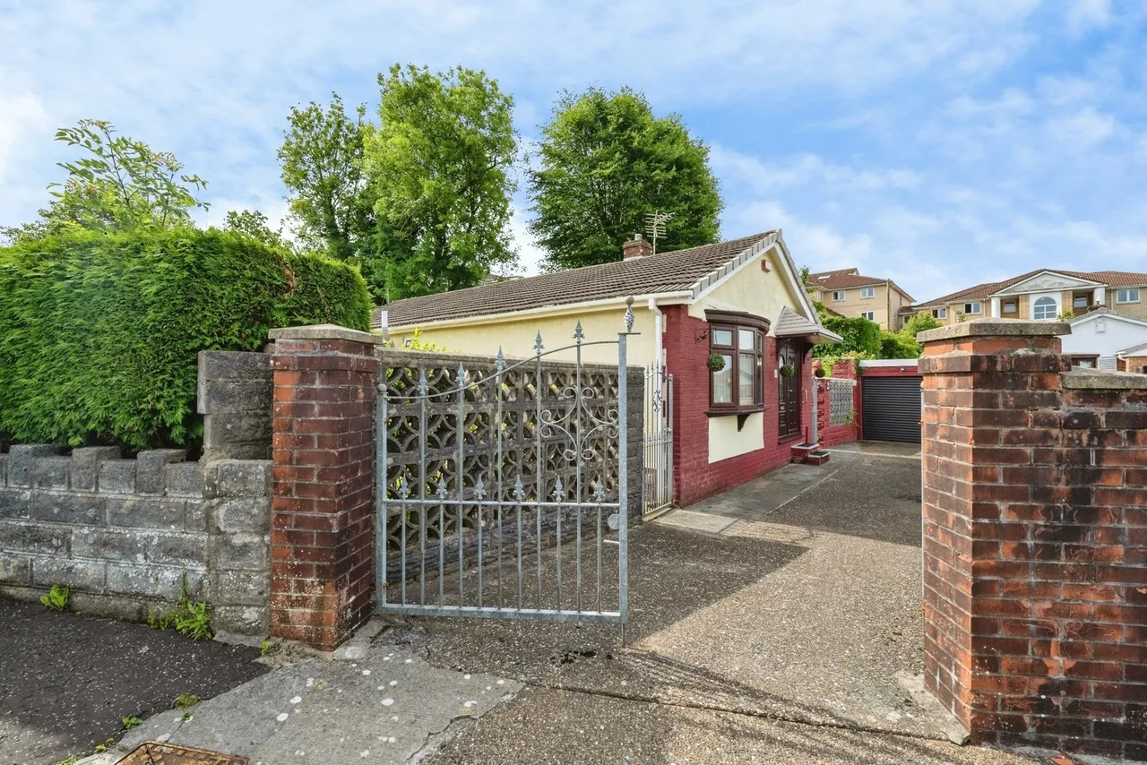 Heol Pen Tir Garw, Penlan, SA5, photo 20