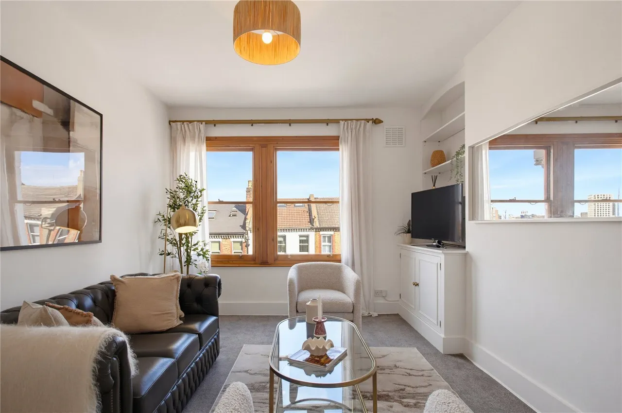 3 bed flat for sale, Battersea Rise, London, SW11