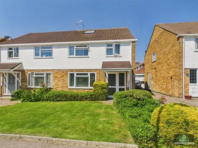4 bed house for sale — Chaucer Road, Pound Hill