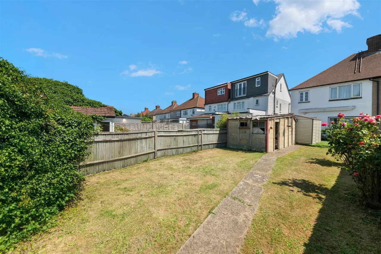 Long Drive, Ruislip, photo 4