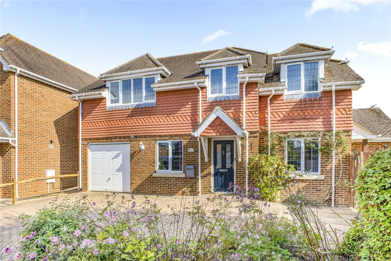 4 bed house for sale, Orchard Close, West End, GU24