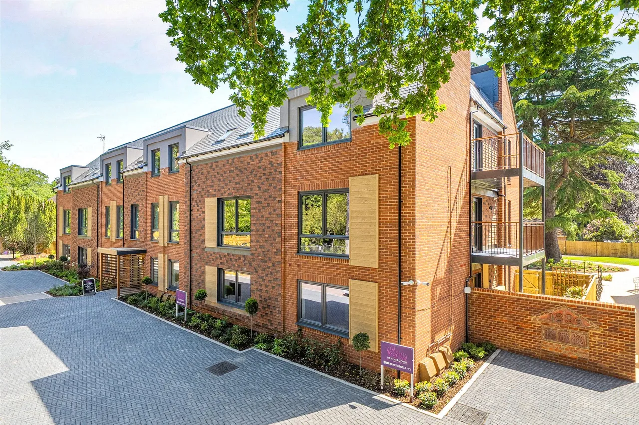 2 bed flat for sale, Shores Road, Horsell, GU21