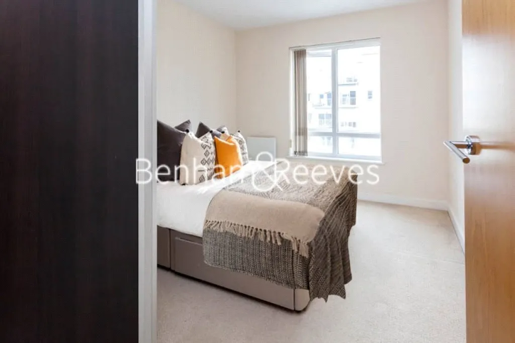 Heritage Avenue, Beaufort Park, NW9, photo 9