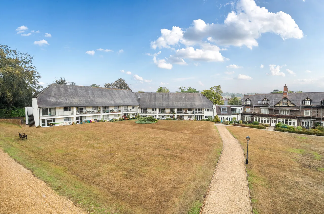 1 bed flat for sale, Horsham Road, Bramley, GU5